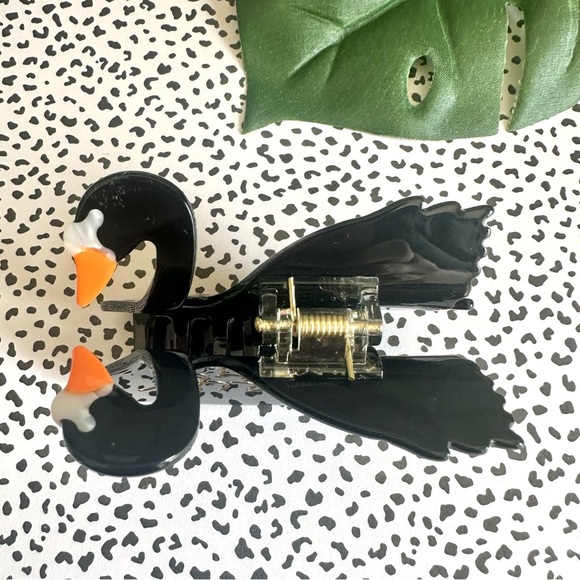 2/$30🌵 Black Swan Claw Clip Hair Accessory Acrylic Hair Clip Bird Gift NEW - Picture 6 of 12